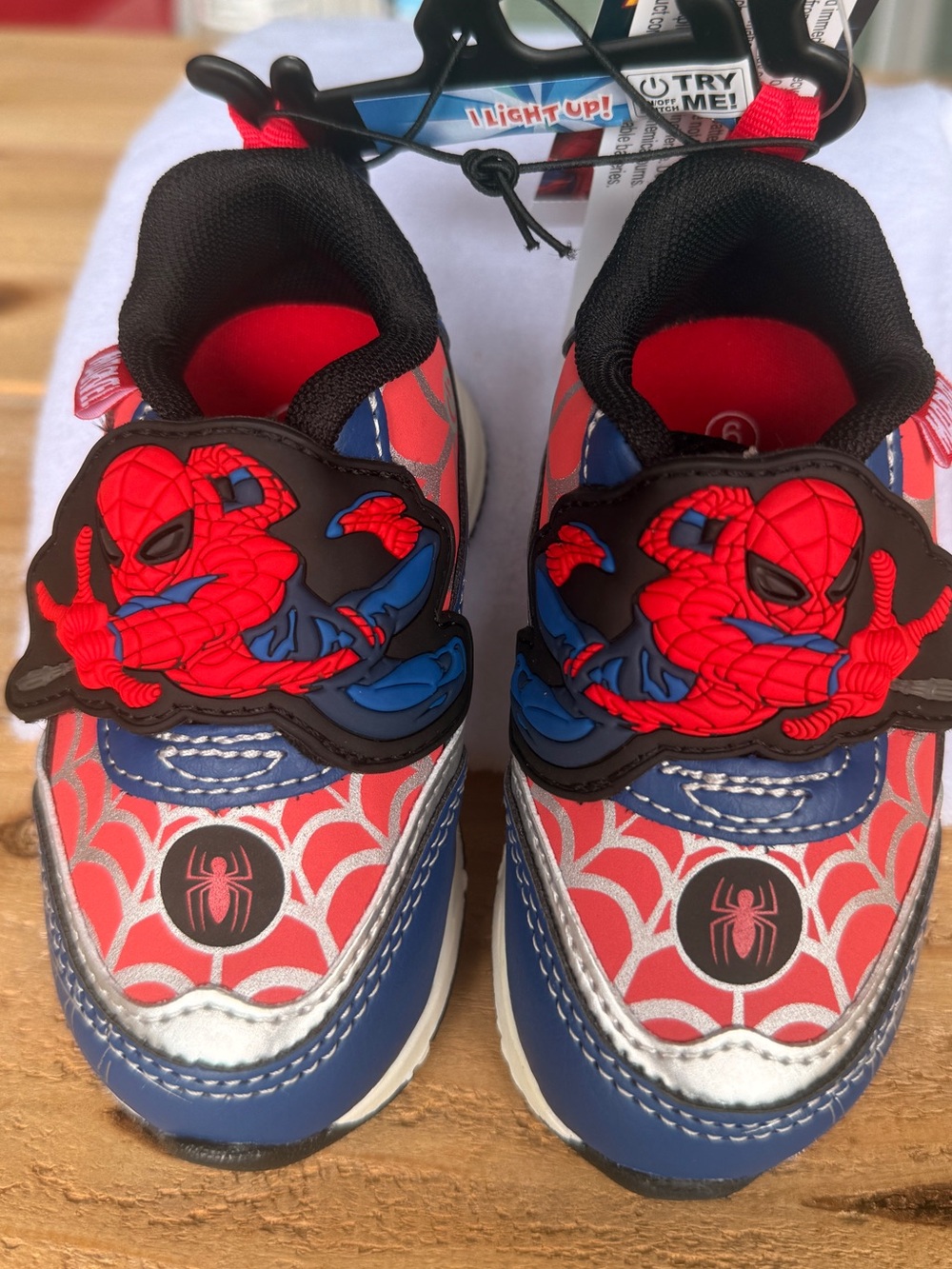 Marvel Spider-Man Red & Blue Light-Up Kids Sneakers size 6 NWT